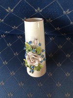 Porcelán váza,plasztikus virág díszítéssel,jelzés nélkül.11 cm magas