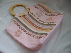 Pink canvas embroidered women's bag with wooden handles