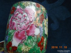 Kidomborodó kézi aranyzománc és színes virágmintákkal kávés csésze alátéttel HANDMADE CHINA jelzés