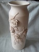 Shabby chic romantikus, plasztikus rózsás fehér kerámia váza esküvőre is