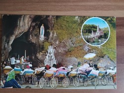 Régi képeslap, Lourdes, betegek a barlang bejárata előtt
