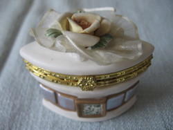Rózsás tetejű biszkvit porcelán ékszeres dobozka, lánykérésre, esküvőre is
