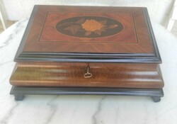 Beautiful antique 91 year old rose inlaid wooden box with key, chest, chest.Art deco, Art Nouveau