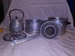 Retro alumínium konyhai eszköz - öt darab együtt - tejszűrő, szita, tejforraló, edényalátét, teás ka