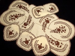 5 db-os barna kalocsai virág mintával hímzett terítő garnitúra