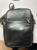 Men's leather bag is sporty