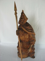 Viking harcos dárdával és fejszével faragott fa szobor