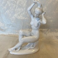 Porcelain combing lady