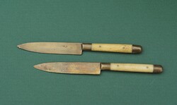 Antik osztrák monarchiabeli csontnyelű réz kés 2 db együtt jelzett