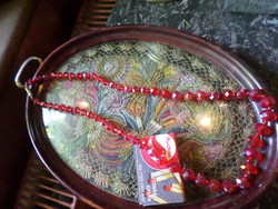 53 cm-es , piros , lüszteres kristálygyöngyökből álló nyaklánc .