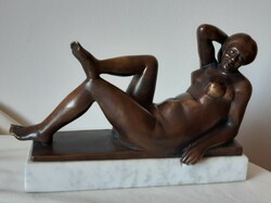 Kóbor Elek: fekvő női akt, bronz szobor