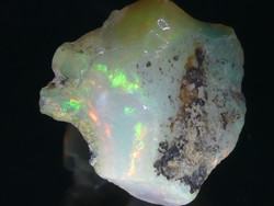 Természetes Etióp Opál mintadarab. 1,2 gramm ékszeralapanyag, gazdag színváltozatú csillámokkal.