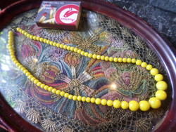 41 cm small, delicate necklace of yellow glass beads of varying mesh size.