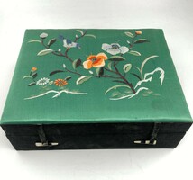 Régi kínai hímzett selyem borítású ékszeres doboz ékszertartó Peking - Kína