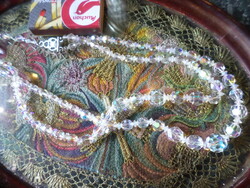 2 szálas ( 40-42 cm ) , lüszteres fényű , díszcsatos , kristálygyöngyökből álló nyaklánc .