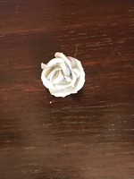 Fehér porcelán festetlen rózsa,jelzés nélkül,sérülésmentes állapotban.4 cm átmérőjű.