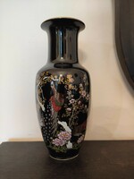 Gyönyörű japán porcelán váza fekete alapon arany és cseresznye virágos kertben ágon ülő pávákkal