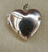 Nagy kinyitható fényképtartós ezüst színű szív medál