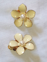 Retro flower ear clip with white pearls