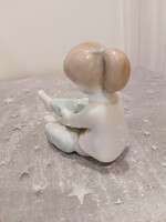 Aquincum porcelán figura-zoknit húzó kislány