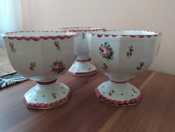 3 darabos Gmundner Keramik kézzel díszített, virágos, kehely/talpas pohár szett
