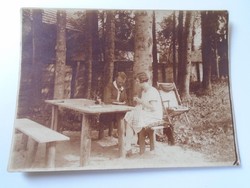 D190576   Régi fénykép  - Nyaraló -kerti terasz  1927 május újságot olvasó pipázó úr és hölgy