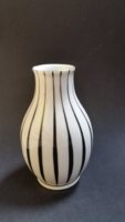 Koczor Sándor Hollóházi porcelán fekete-fehér csíkos váza 11,5 cm magas