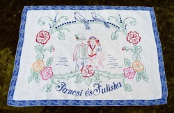 Hímzett kézimunka " Jancsi és Juliska ..." szöveges mintás falvédő dekoráció 76 x 55 cm