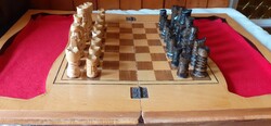 Nagyméretű kézzel faragott intarziás sakk készlet
