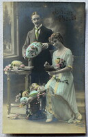 Antik Húsvéti üdvözlő fotó képeslap hölgy és fiatalember papírtojás festés ajándék