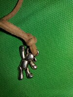 Aranyos fém játékmaci mackó medál bőrszíjon nyakláncként a képek szerint