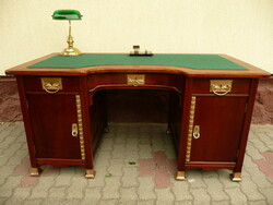 Gyönyörű, antik, 110 éves, szecessziós, tömör réz papucsos térbe rakható főnöki íróasztal