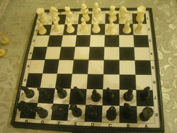 Mágneses Utazó sakk jól záródó dobozában Táblája  ABC és számozás jelöléssel 23 x 23 cm-es