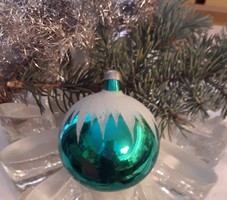 Üveg karácsonyfadísz zöld gömb havas díszítéssel