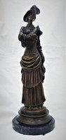 Hölgy kutyával bronz szobor