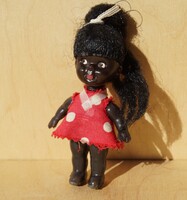 Antik miniatűr kisméretű műanyag baba fekete afrikai baba ritkaság régi trafik áru