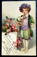 Antik dombornyomott  Újévi üdvözlő képeslap barokk öltözetű kisfiú trombita madarak virágkoszorú