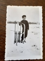 Régi téli fotó vintage szánkós fénykép kisfiú