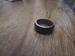 Pavé foglalatú, fekete teleköves ezüst gyűrű