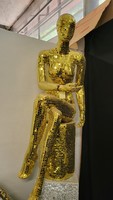 Hokedlin ülő arany emberalak design szobor