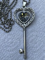 Szív alakú kulcs medálos nyaklánc hatalmas kristállyal, 80 cm hosszú