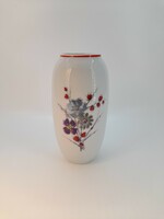 Hollóházi virágmintás váza, Taurus emblémával, 16,5 cm