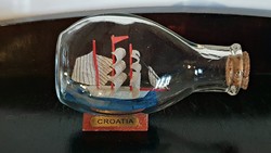 Mini üveg palackban, mini vitorlás hajó. CROATIA EMLÉK. 11 CM. HOSSZÚ.