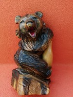 Fából faragott ülö medve mancsai között üveget szorító, fafaragás, szobor