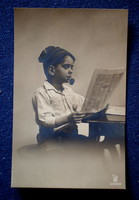 Antik üdvözlő fotó  képeslap pipázó újságot olvasó kisfiú