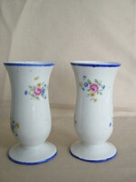 Apró virágokkal díszített porcelán váza pár