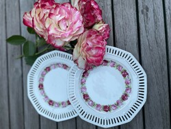 Pair of small plates with openwork edges and rose garlands