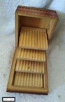 UM2  díszes színes népi motívumos cigaretta kínáló  tároló Antik ritkaság  40 db.os  emeletes