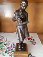Olcsai-Kiss Zoltán: Olvasó lány szobor, 34 cm