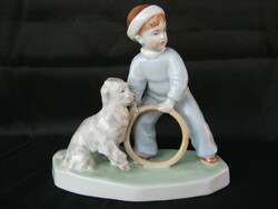 Zsolnay porcelán kutyával játszó kisfiú karikás fiú